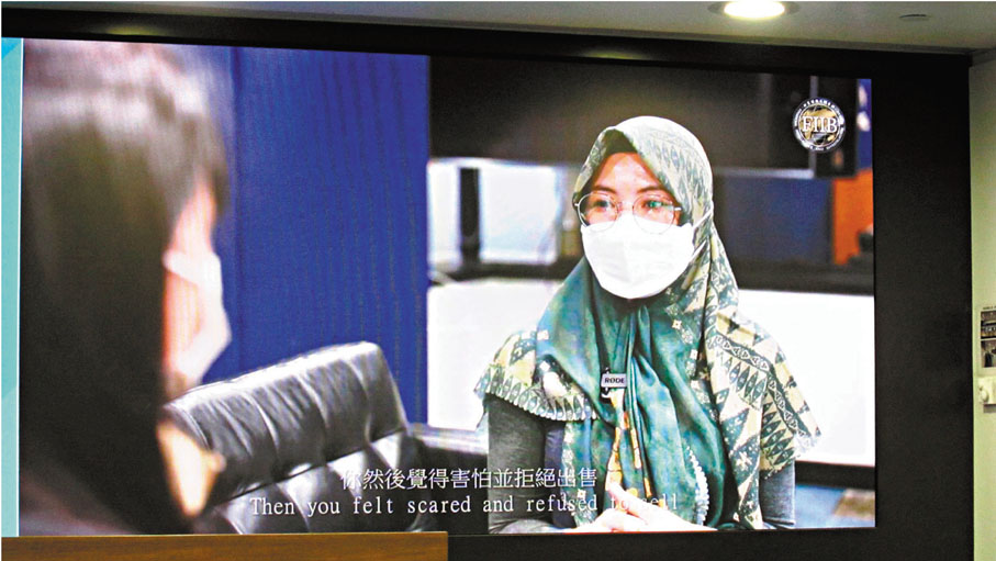 ●警方於記者會上播出外傭Ayundha受訪片段，她講述曾經收到利誘她售賣銀行戶口信息。 香港文匯報記者  攝