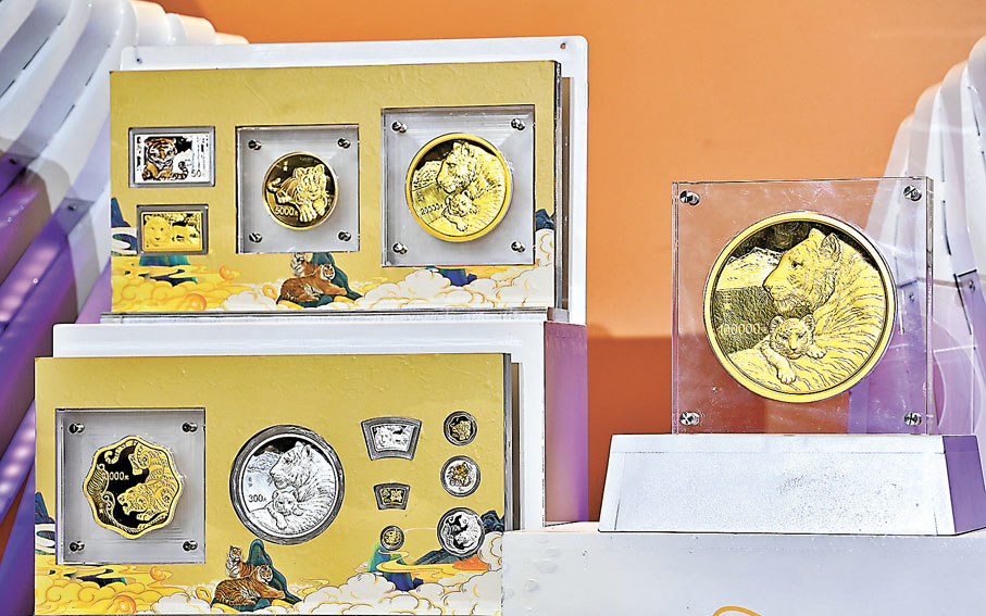 ●清康熙五彩麻姑鶴鹿獻壽盤（一對）