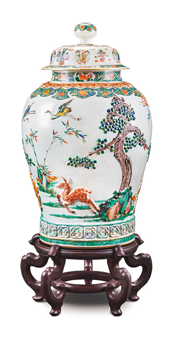 ●清康熙五彩雕瓷「松·竹·梅」大蓋罐