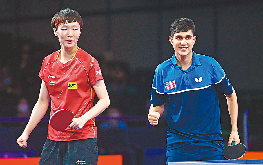 ●卡納克和王曼昱（左）漸有默契。 新華社