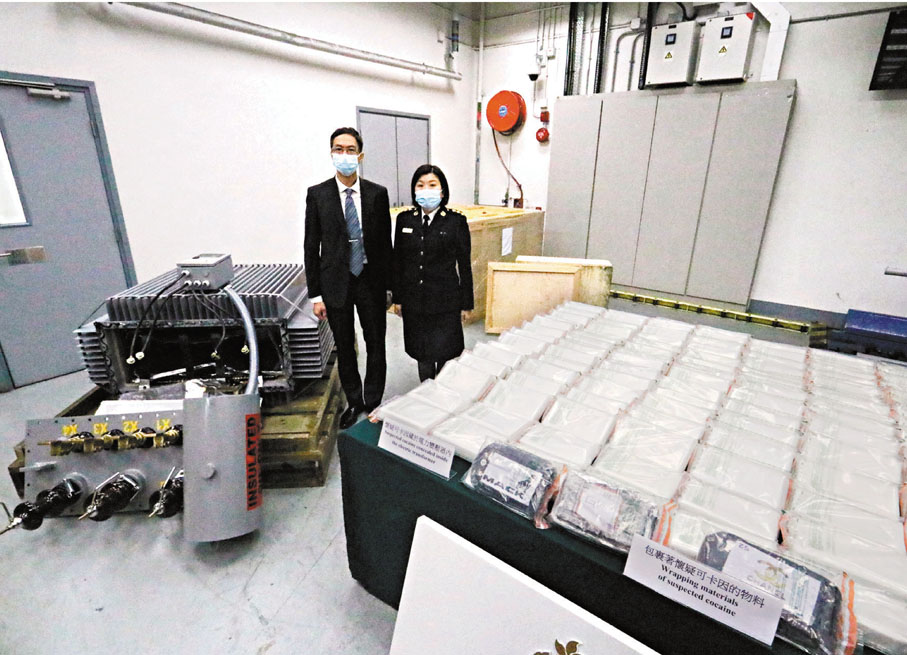 ●海關日前在機場連破兩宗空運貨物藏毒案，檢獲共值1.64億元懷疑可卡因及懷疑冰毒。 香港文匯報記者  攝