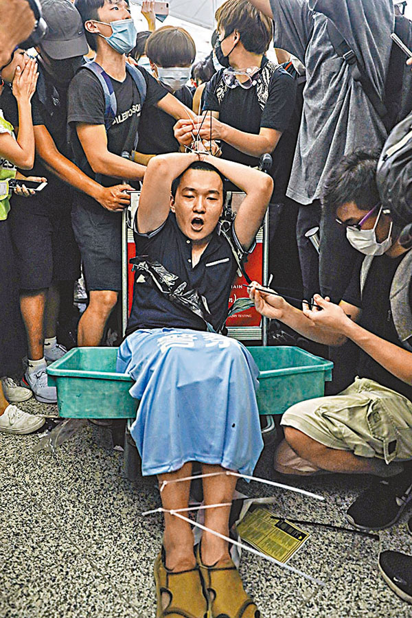 ●付國豪當晚在香港國際機場遭一眾暴徒包圍襲擊、綑綁禁錮及羞辱近2小時。資料圖片