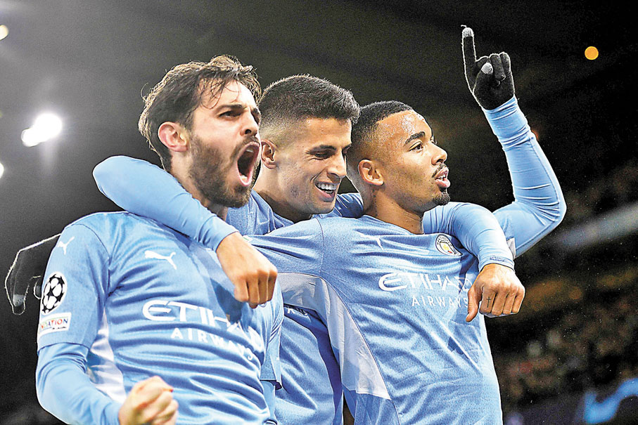 ●曼城漂亮一勝，貝拿度施華(左)、加比爾捷西斯(右)以至後防的祖奧簡斯路都有出色表現。 法新社