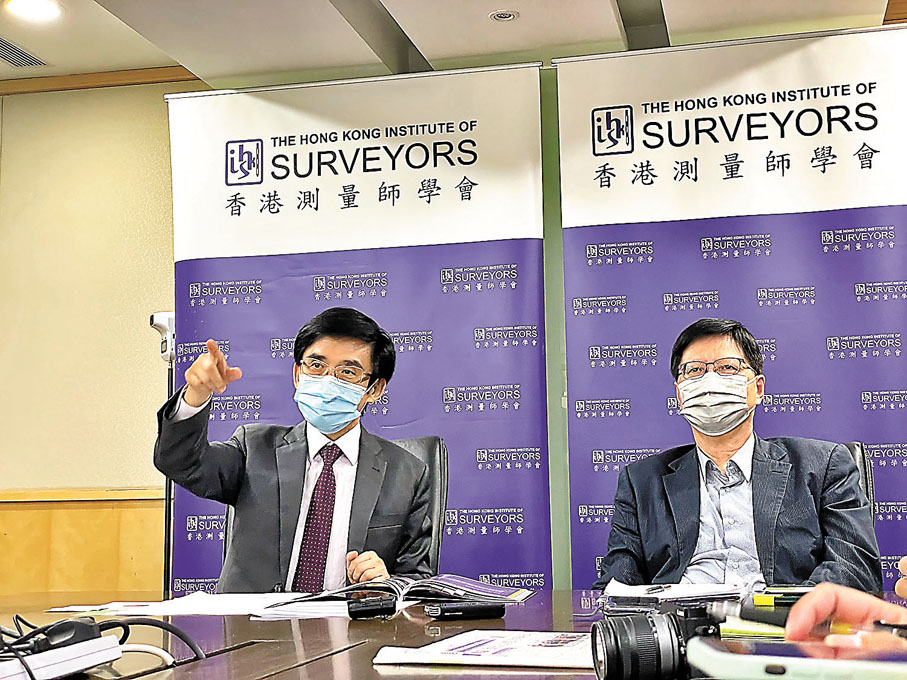 ●林增榮（左）表示，香港不少歷史及保育建築有待大家去發掘和打卡。右為優秀發展及保育大獎 2021評審團召集人黃比教授。香港文匯報記者黎梓田  攝