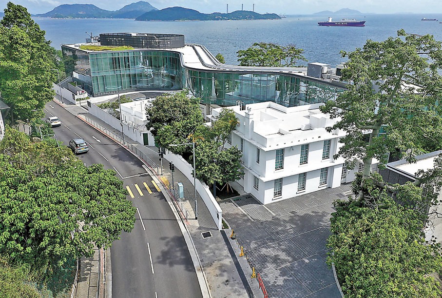 位於港島摩星嶺香港賽馬會芝加哥大學教育綜合大樓 | 芝加哥大學袁天凡、慧敏校園。校址坐落的摩星嶺遺址原為銀禧炮台一部分，在二戰時期為港島西邊進行防禦工作。二戰後，該遺址曾先後被用作難民臨時收容所及英國皇家警察轄下的域多利道扣押中心，具有很高的歷史價值。
