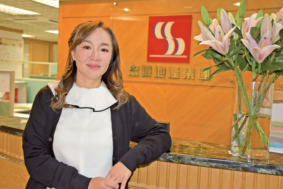 ● 梁嘉儀見證忠誠集團測量與拍賣業務不斷壯大發展，屢創佳績傲視同儕。