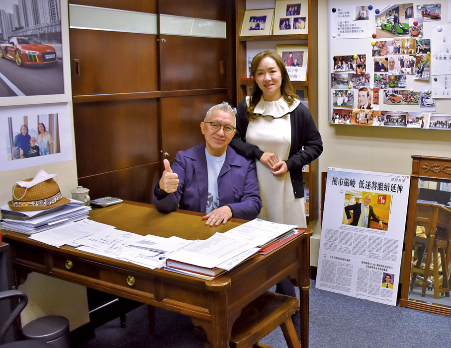 ● 在父親（集團創辦人及主席）梁頌明的扶持下，梁嘉儀在起伏不斷的市場環境下歷練成長。