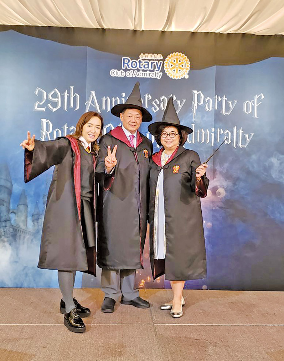 ● 梁嘉儀感謝菱電發展有限公司主席胡曉明博士伉儷的鼓勵