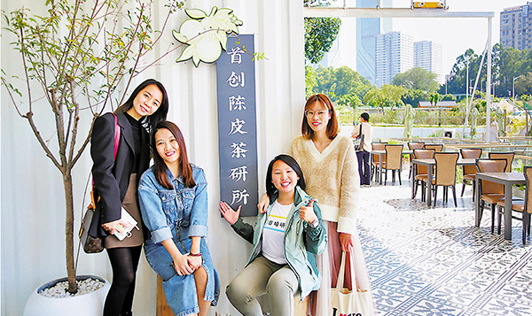 ● 鄭汶珠（右二）與朋友們一起在「若柑年後」體驗店合影。香港文匯報記者胡若璋  攝