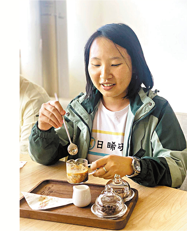 ● 鄭汶珠在店內品嚐陳皮咖啡。香港文匯報記者胡若璋  攝