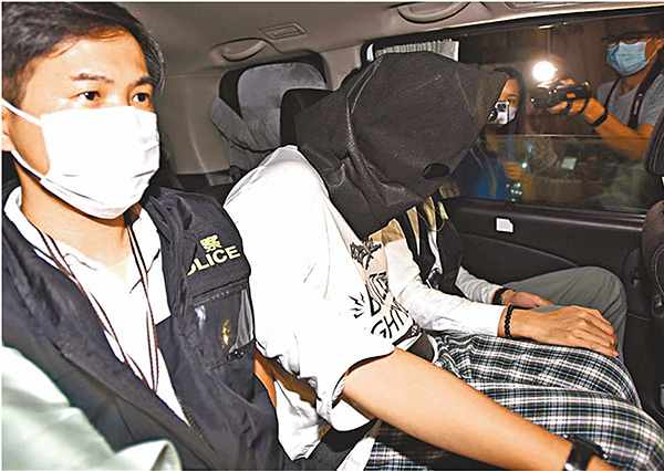 ●涉冒警索取兩少女裸露影片被捕的港鐵職員(左2)，昨日在觀塘裁判法院提堂。 資料圖片