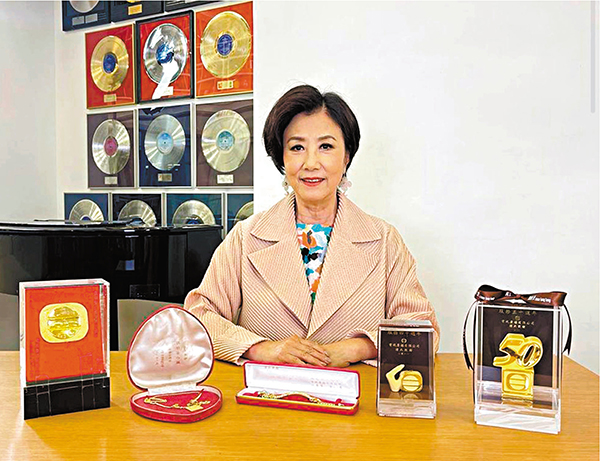 ● 阿姐集齊了10年、20年、30年、40年、50年五個TVB長期服務金牌。