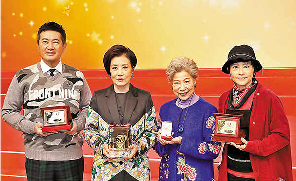 ● 左起：鄧梓峰、汪明荃、羅蘭及祝文君齊獲獎。