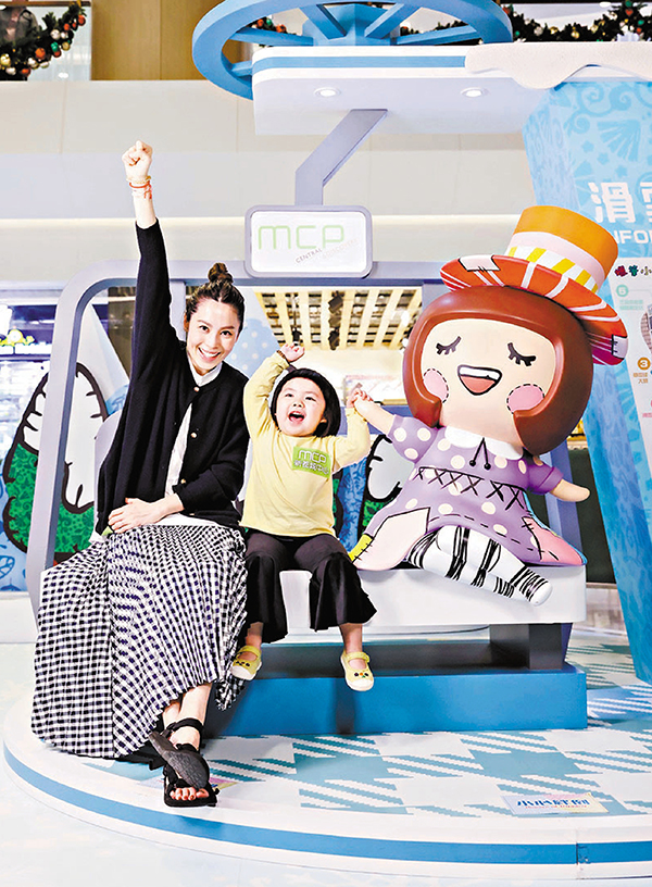 ● 李璨琛女兒早前跟媽咪到商場跟「正版小新」見面。