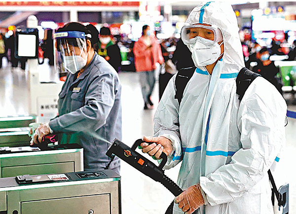 ●工作人員在上海虹橋火車站對檢票口進行定時保潔和消毒。 新華社