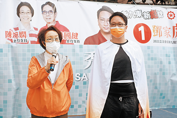 ●工聯會鄧家彪發布交通政綱，以角色扮演示意要打倒各種區內交通問題。香港文匯報記者  攝
