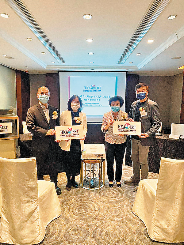 ●左起：香港性教育、研究及治療專業協會副會長邱貴生，吳海雅，吳穎英、古錦榮。 香港文匯報記者  攝