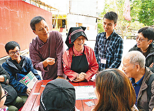 ●在荔枝窩項目中，團隊致力擴展村民的網絡和建立他們的能力以復興鄉村社區。 港大圖片