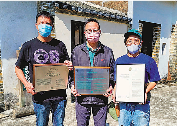 ●團隊持獎狀合照。左一為荔枝窩村村長曾偉業。 香港文匯報記者鍾健文  攝