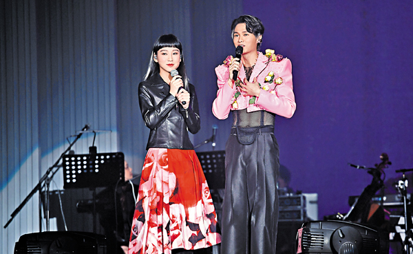 ●胡鴻鈞跟炎明熹同台合唱。