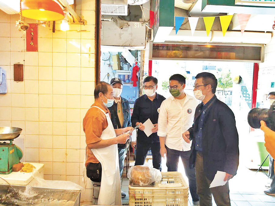 ●黃俊瑯(右二) 　 黃俊瑯fb圖片