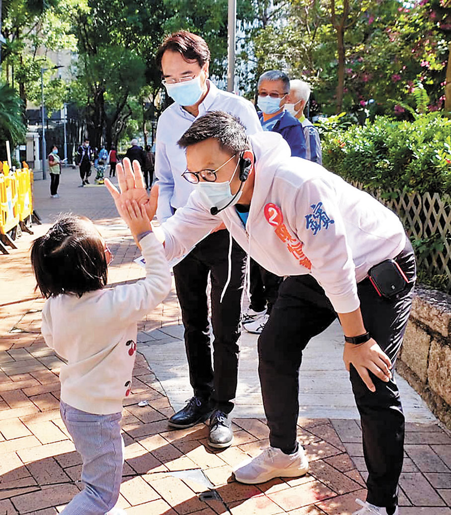 ●陳恒鑌與小朋友擊掌。 陳恒鑌fb圖片