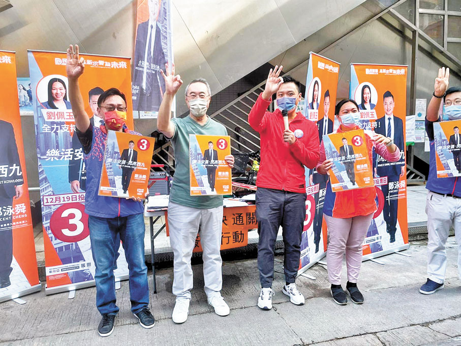 ●唐英年(左二)昨日到北河街街市為鄭泳舜(左三)助選。