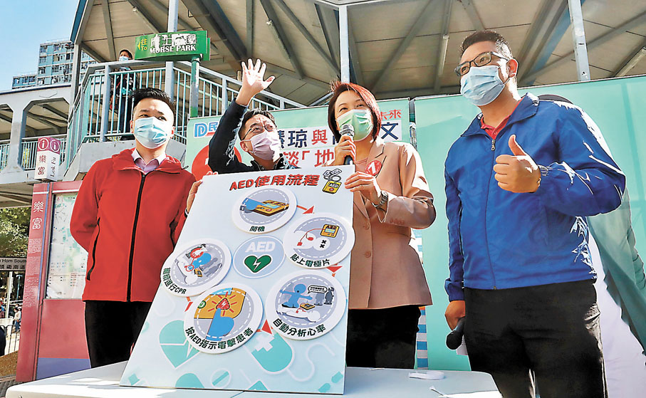 ●李慧琼(左三)昨日與高永文(左二)在地區論政。 香港文匯報記者  攝