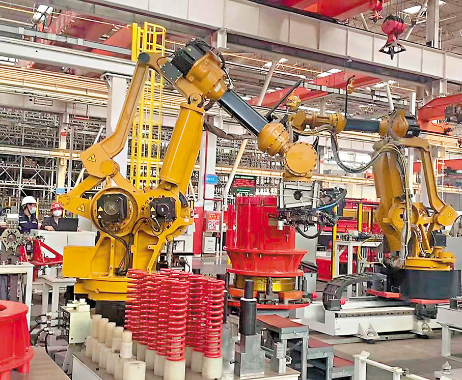 ● 機器人手臂上搭載5G高清傳感器、AR等設備，幫助其抓取精密零件進行裝備。