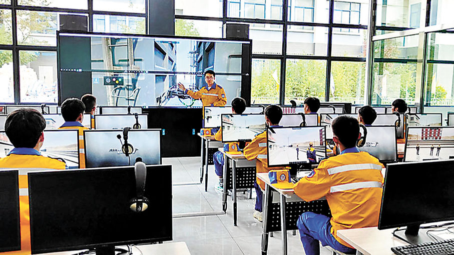 ●昆明鐵道職業技術學院承擔了「援老撾鐵道職業技術學院項目」。圖為學員在昆明鐵道職業技術學院學習。 香港文匯報記者丁樹勇 攝