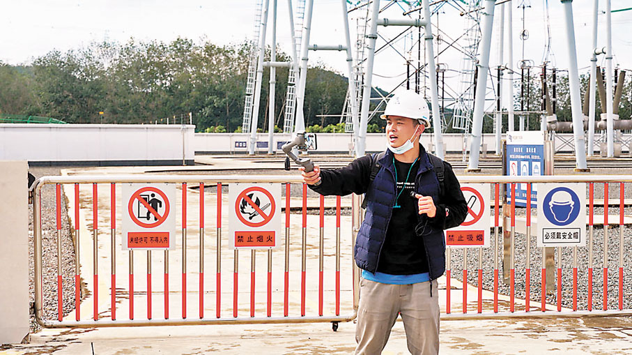 ●老撾青年聞鵬宇在直播中向老撾粉絲介紹他在中國的所見所聞。 香港文匯報記者丁樹勇 攝