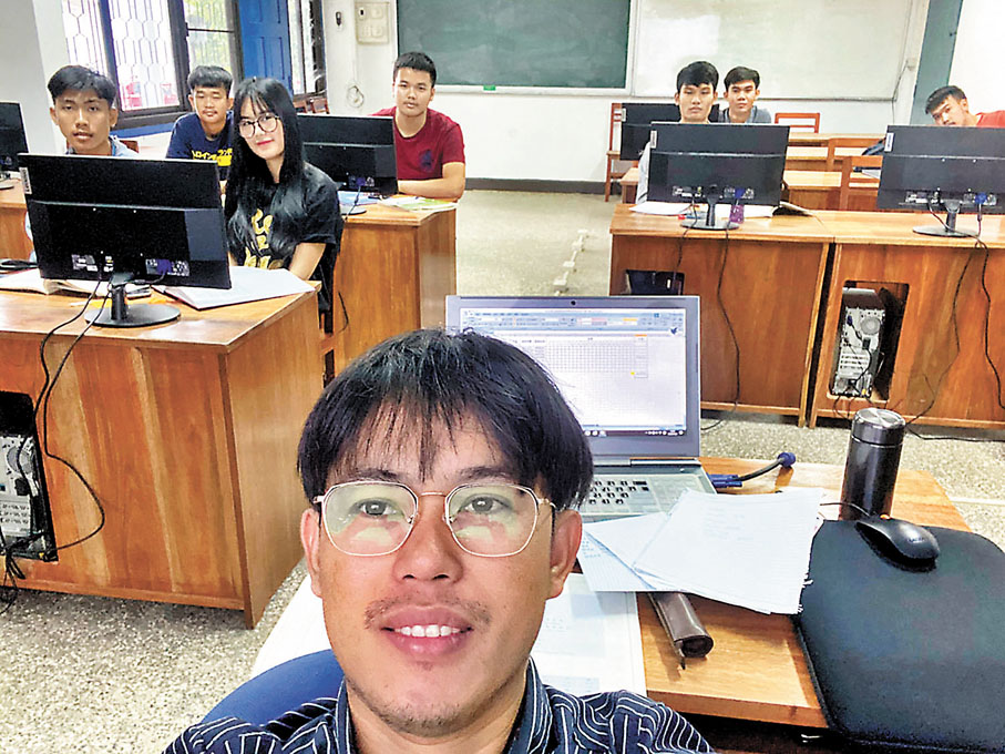 ● 受疫情影響，昆鐵職院8名老撾留學生暫未到校學習，由該院老撾籍教師賽龍（前）組織教學。受訪者供圖