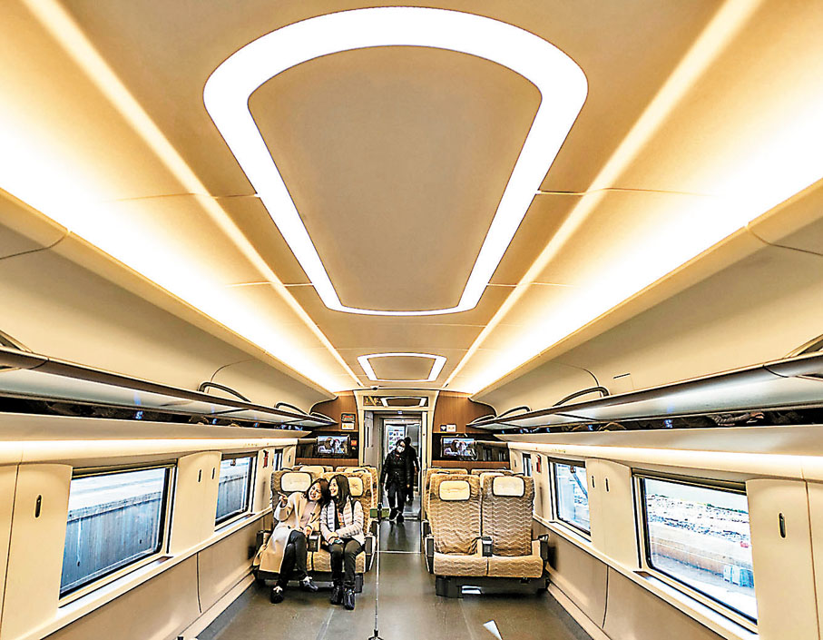 ●在華留學生受邀體驗中老鐵路上的動車組。香港文匯報記者 丁樹勇 攝