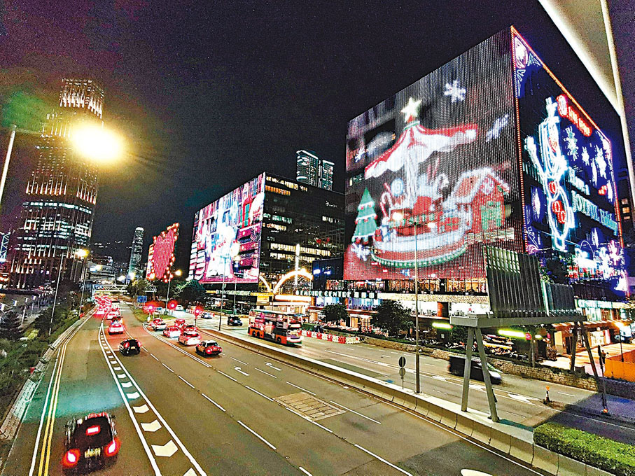 ●尖東海濱長廊一帶多棟大廈的外牆融入多媒體幕牆燈飾