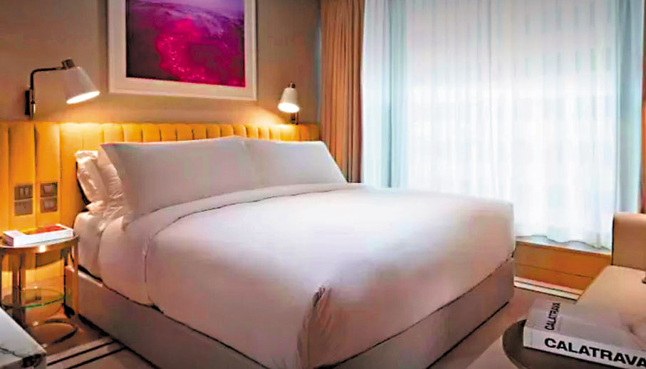 ● 為迎合港人喜好，部分券商以送出酒店「Staycation」套票吸引開戶。圖為The Hari 標準客房。 The Hari 網站圖片