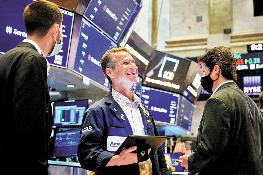 ● 美股近年頻頻破頂，而港股表現相對落後，不少股民加入炒美股行列。圖為紐約證券交易所。 資料圖片