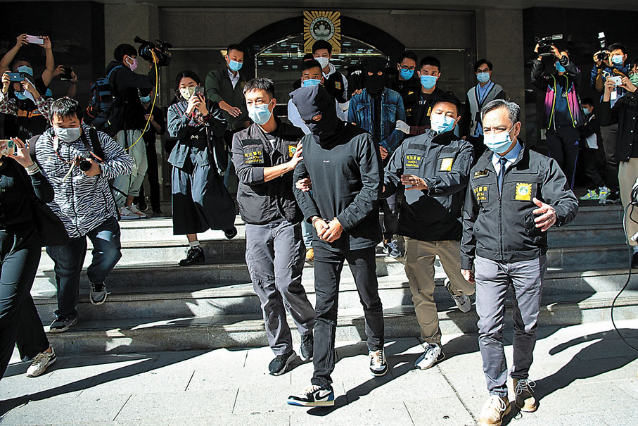 ●11月28日,周焯華等11名犯罪嫌疑人被押上警車,移送澳門特區檢察院。 新華社