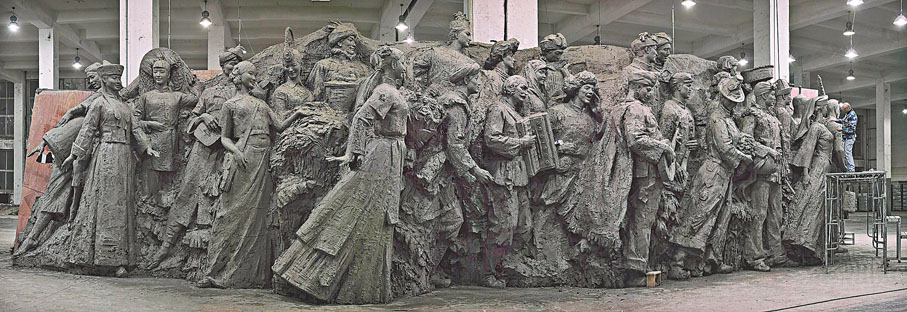 ●李象群正在創作作品《旗幟》。