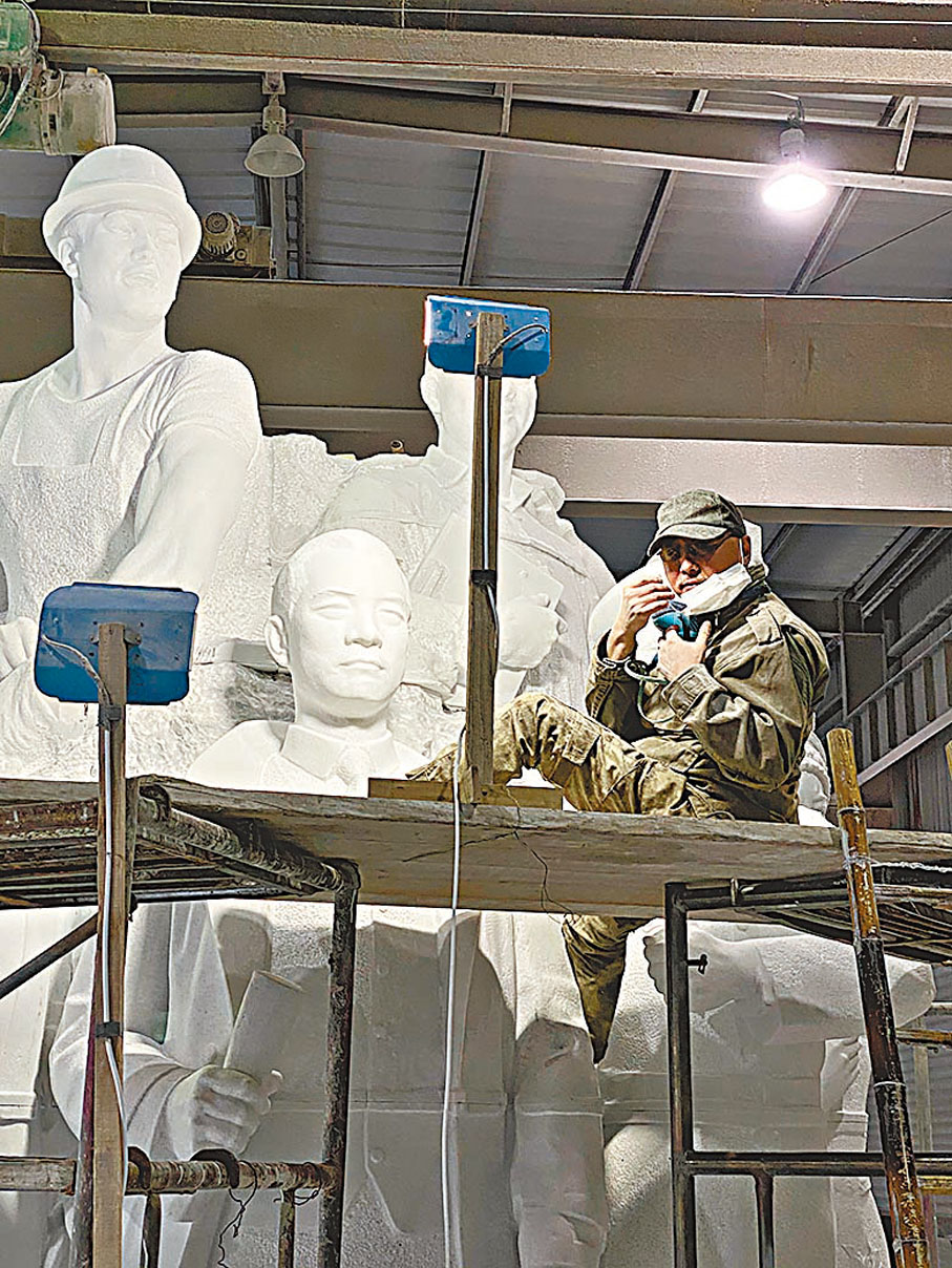 ●李象群在創作《追夢》。