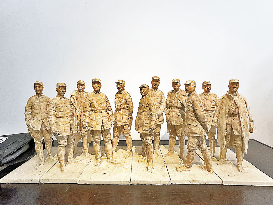 ●李象群的很多作品都以重大革命歷史及人物為題材。香港文匯報記者秦占國  攝