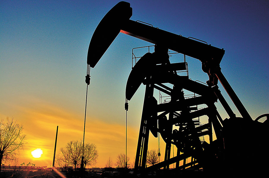 ● 石油價格將影響全球能源體系的重整。圖為開採石油的油泵。 資料圖片