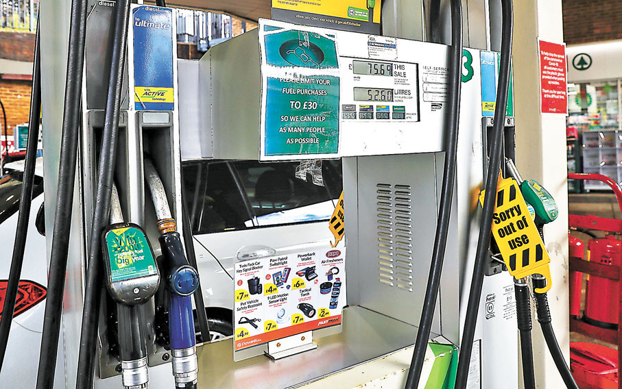 ● 石油在我們的日常生活中佔很重要的位置，如汽車就要用石油驅動。 資料圖片