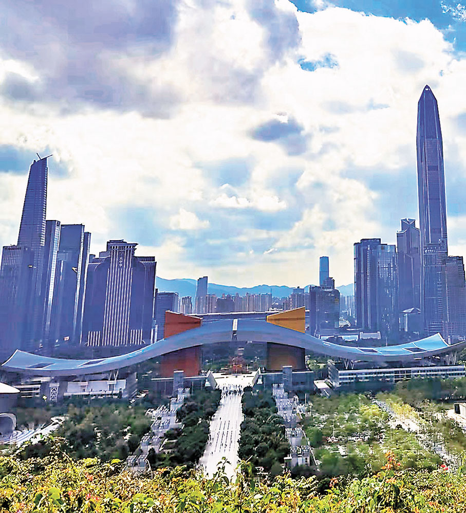 ●一條城市中軸線穿過深圳市民服務中心大樓，連接香港青山綠水，直達遙遠天際。作者供圖