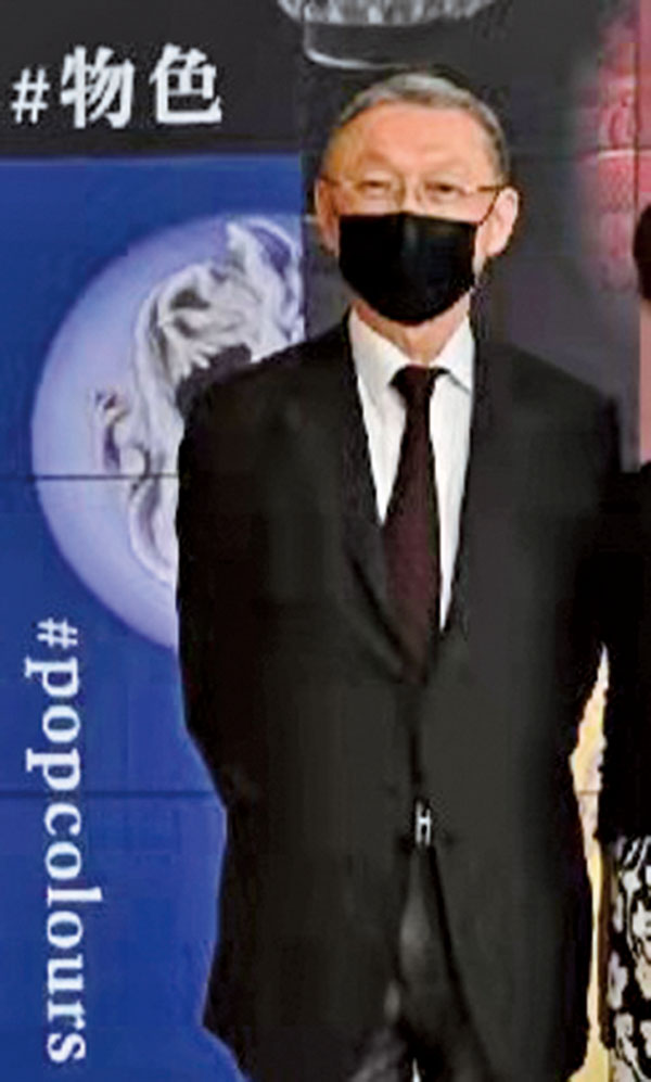 ■鍾棋偉在「物色．館藏文物的色彩美學」展覽現場。