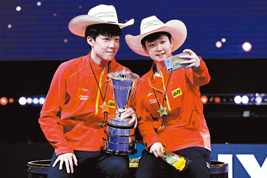 ●王楚欽/孫穎莎（右）奪得混雙冠軍後自拍留念。 美聯社