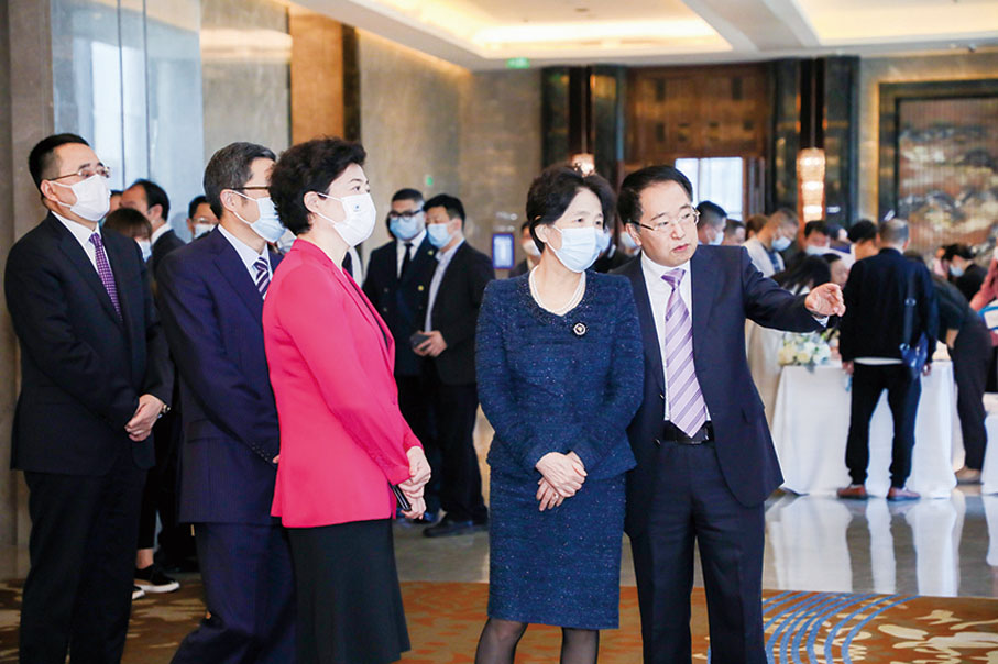 ●出席會議的嘉賓一起參觀陝西發展成果展板。