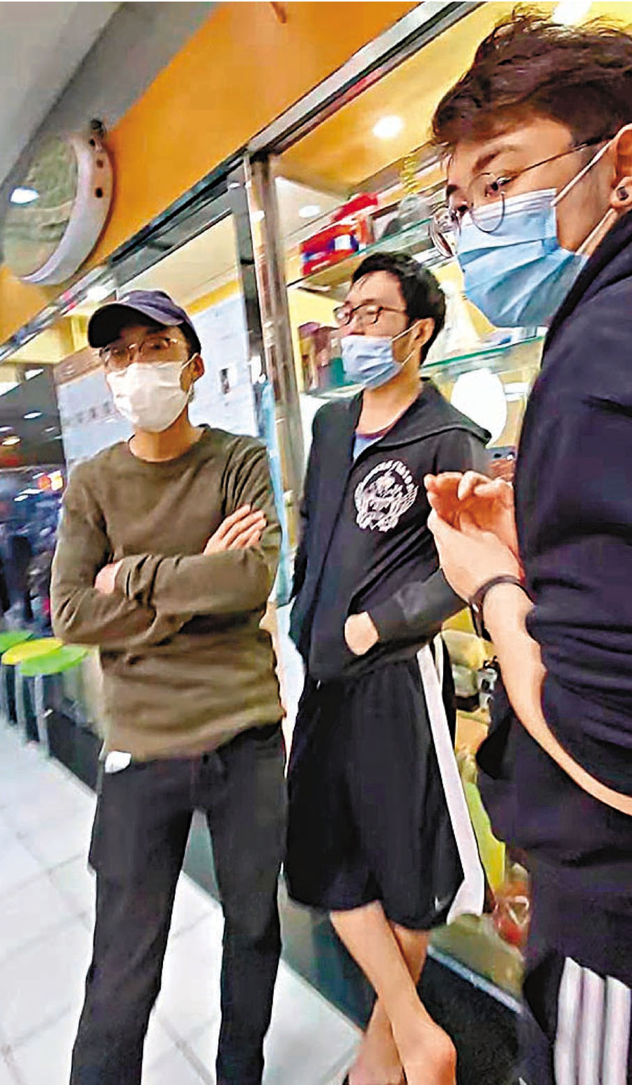 上周的某日晚，林進和朋友外出吃飯，不時交頭接耳。 香港文匯報記者 攝