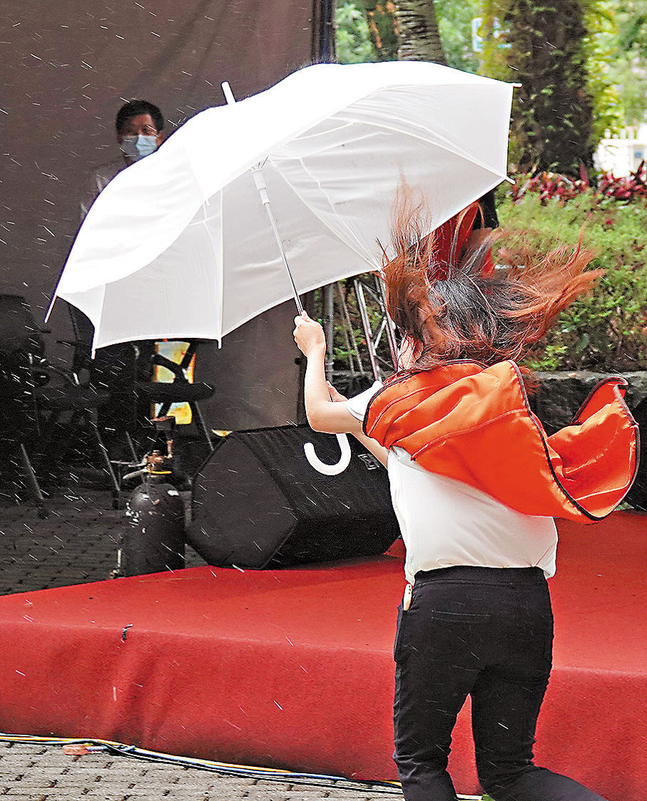 ● 風是流動的空氣 ，只要有足夠的能量鼓動空氣，我們要多少風就有多少風。圖為市民被強風吹得東歪西倒。 資料圖片