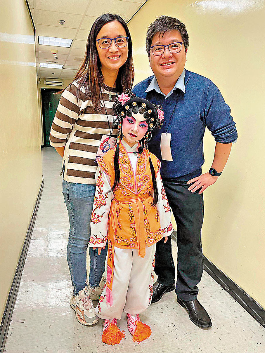 ●郭豪昌夫婦和準備演出的可愛女兒。 作者供圖