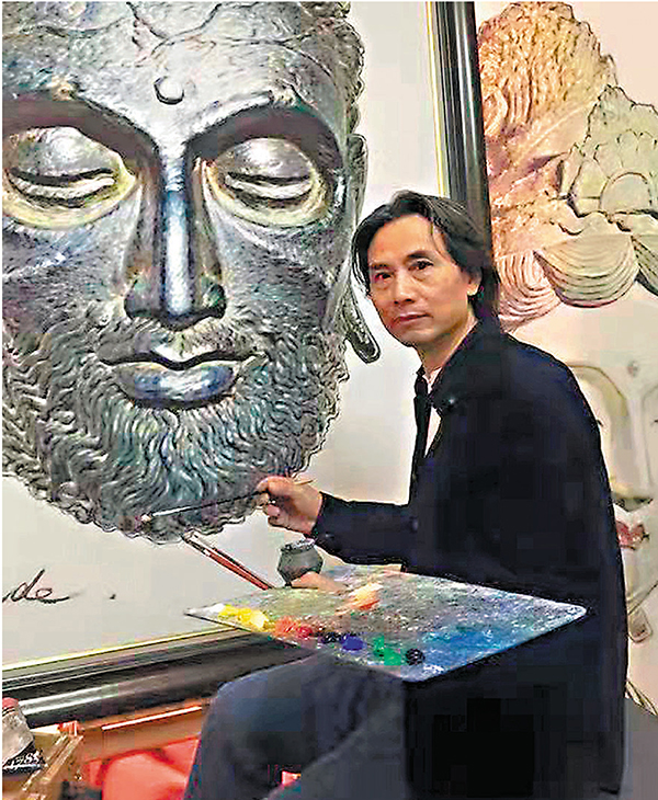 ●譚運德與自己的油畫《佛頭》。